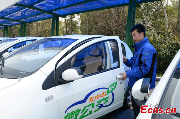 Coches eléctricos utilizados como 'mini buses' estacionados cerca de una estación de metro de Hangzhou, provincia de Zhejiang, el 17 de marzo de 2015. 