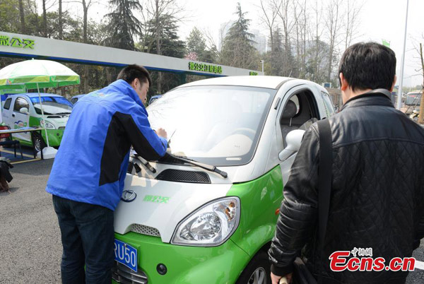 Coches eléctricos utilizados como 'mini buses' estacionados cerca de una estación de metro de Hangzhou, provincia de Zhejiang, el 17 de marzo de 2015. 