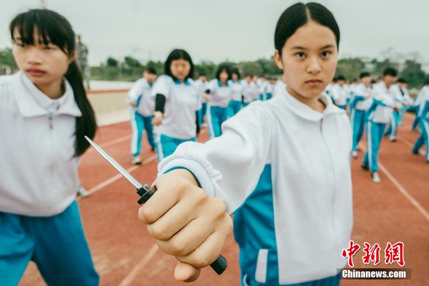 Estudiantes de primer a?o especializados en ense?anza preescolar llevan a cabo un entrenamiento militar obligatorio en una escuela de Huizhou, provincia de Guangdong, el 27 de marzo de 2015. 