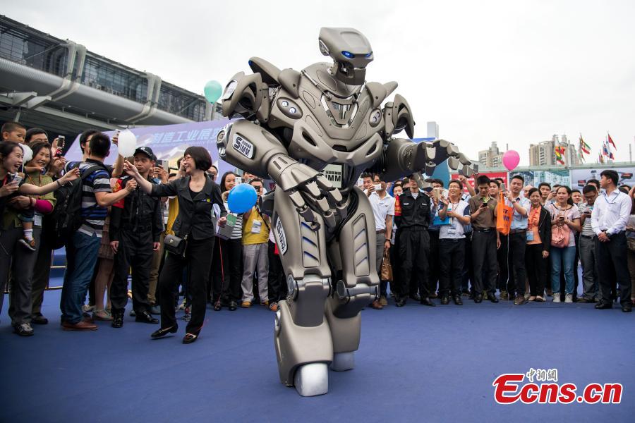 El robot Titan entretiene a los curiosos en Shenzhen