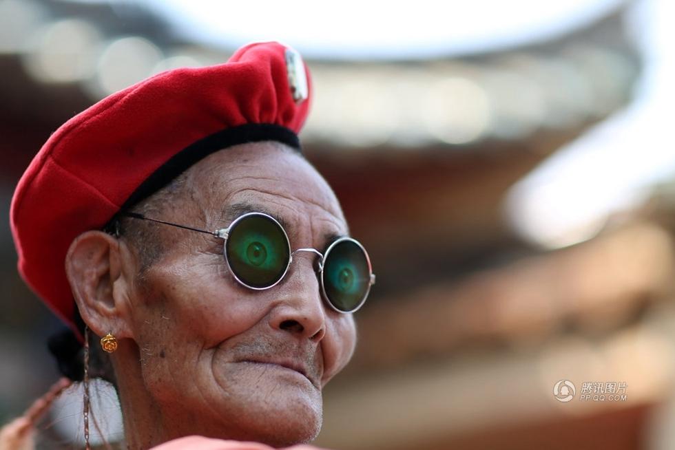 Un anciano se traviste por piedad filial