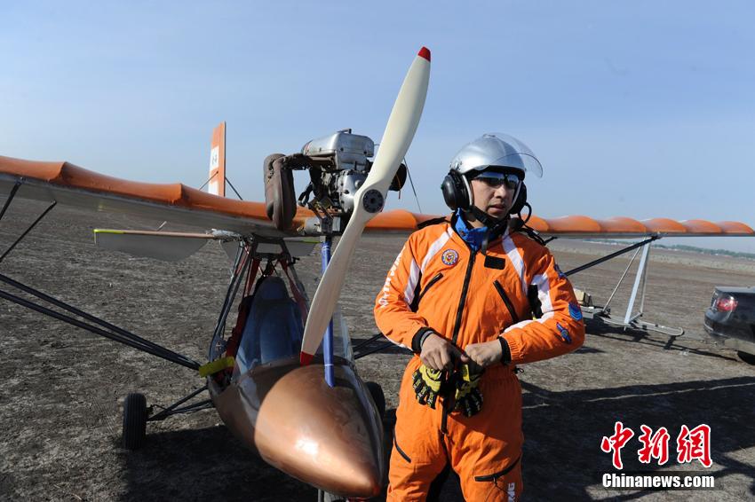 Yang Shijun se prepara para hacer volar su avión peque?o de fabricación casera hasta una altura de 200 metros en la ciudad de Changchun, provincia de Jilin, el 10 de mayo de 2015.