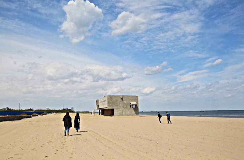 Imagen de una biblioteca aislada del ruido a tan sólo cientos de metros de una playa que normalmente está repleta de turistas, en Beidaihe, provincia de Hebei, el 12 de mayo de 2015. La biblioteca de dos pisos, construida para uso público, también es un buen lugar para ver las olas y las marea. 