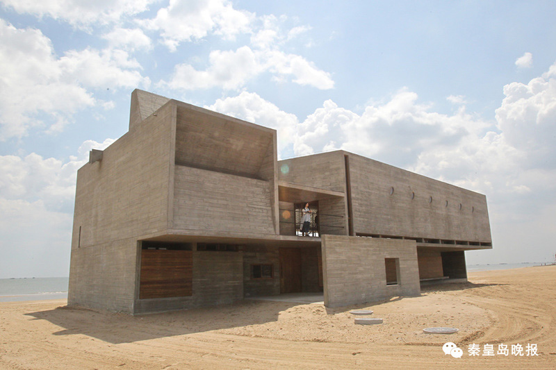 Imagen de una biblioteca aislada del ruido a tan sólo cientos de metros de una playa que normalmente está repleta de turistas, en Beidaihe, provincia de Hebei, el 12 de mayo de 2015. La biblioteca de dos pisos, construida para uso público, también es un buen lugar para ver las olas y las marea. 