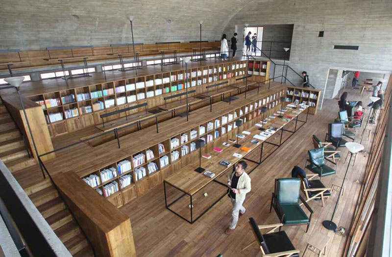 Imagen de una biblioteca aislada del ruido a tan sólo cientos de metros de una playa que normalmente está repleta de turistas, en Beidaihe, provincia de Hebei, el 12 de mayo de 2015. La biblioteca de dos pisos, construida para uso público, también es un buen lugar para ver las olas y las marea. 