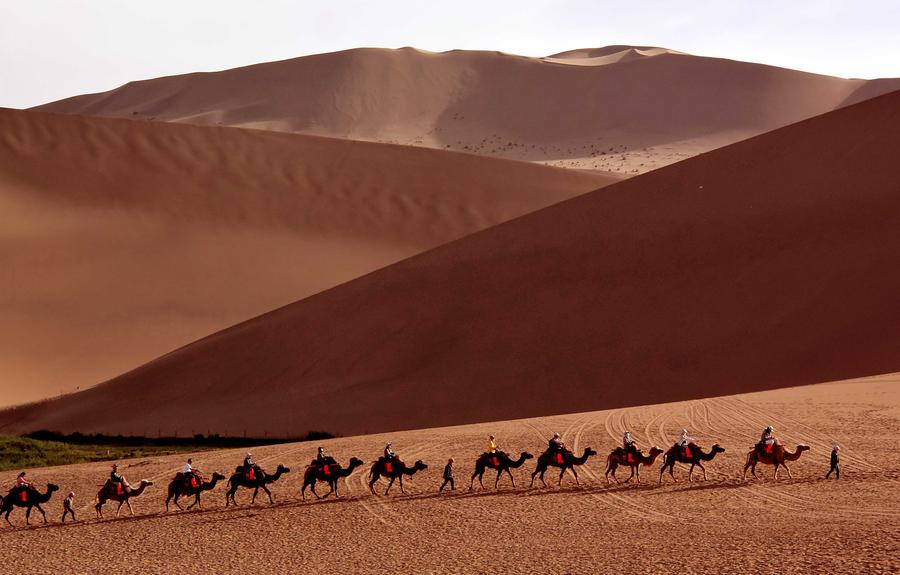 Turismo a camello en el desierto Gobi de Gansu