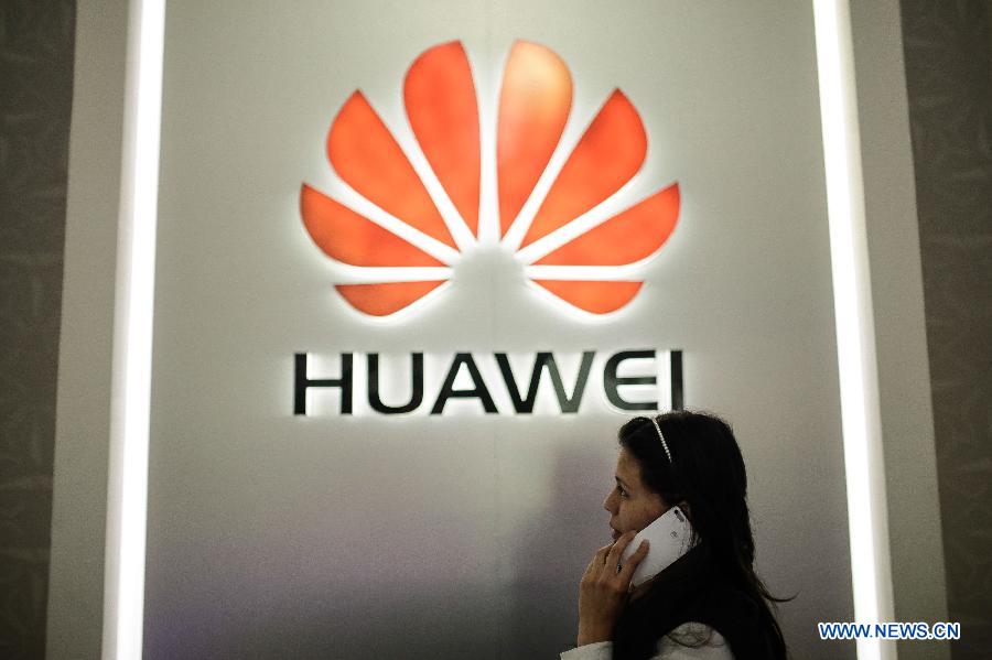 Una mujer hace una llamada con un teléfono inteligente G6 hecha por la compa?ía china de tecnología Huawei en una tienda de telefonía móvil en la ciudad de Bogotá, capital de Colombia, el 21 de mayo de 2015. (Xinhua / Jhon Paz)