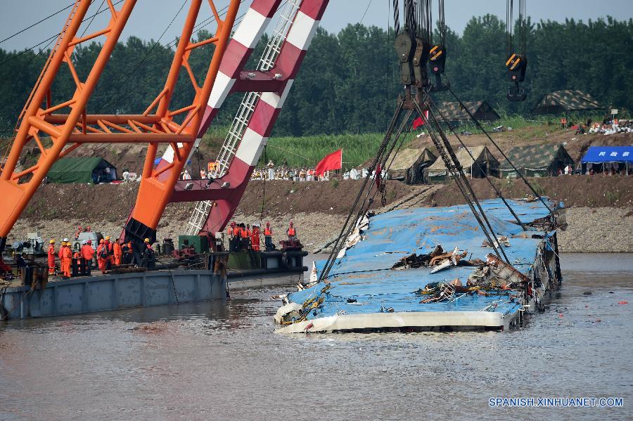 Levantan barco chino hundido en busca de desaparecidos 2