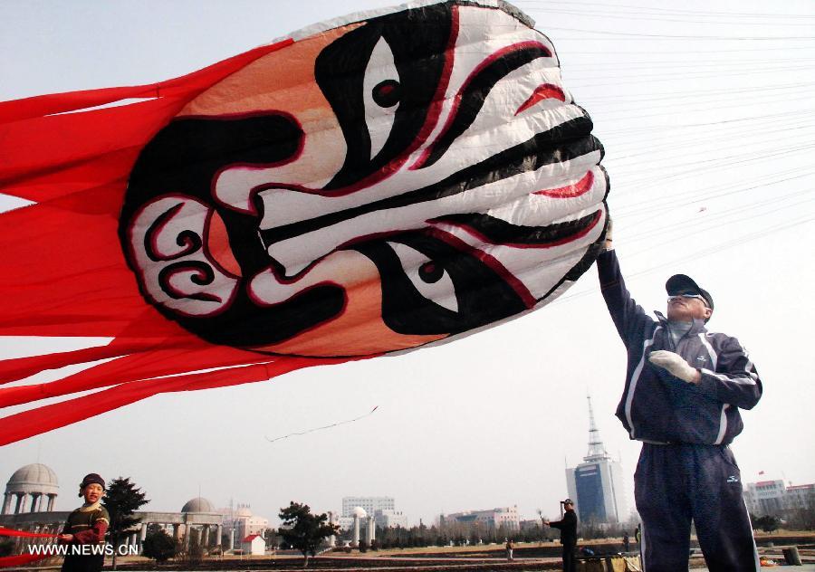 Un enorme cometa decorado con una máscara de la ópera de Pekín se empina en Changchun, capital de Jilin. En China, las máscaras de la ópera de Pekín se han ido convirtiendo en una nueva moda. (Foto: Fan Jiashan)