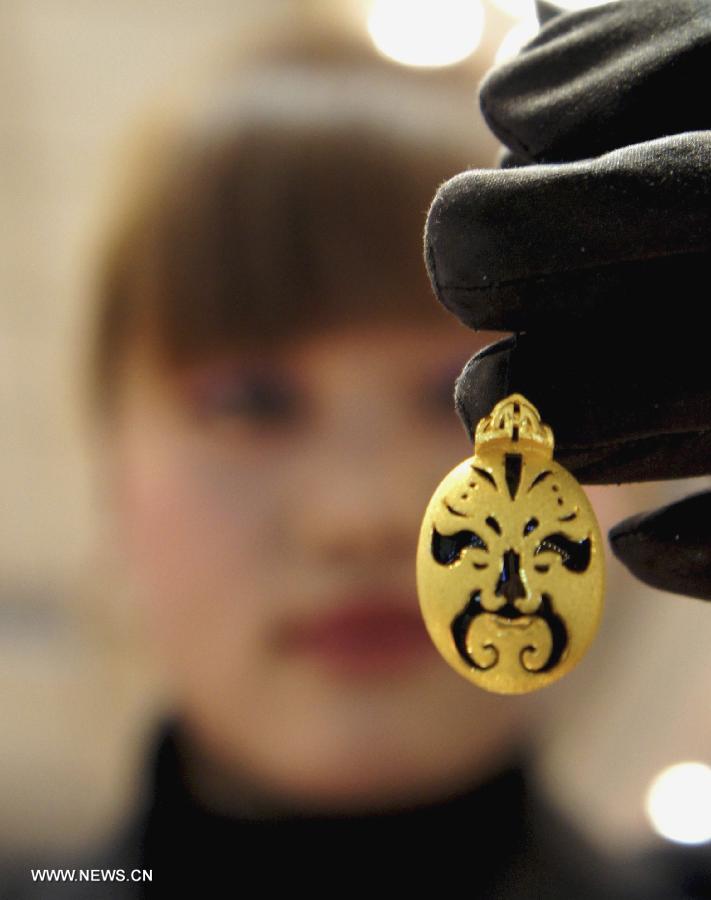 En Liaocheng, Shandong, se dise?an joyas de oro con motivos de la ópera de Pekín. En China, las máscaras de la ópera de Pekín se han ido convirtiendo en una nueva moda. (Foto: Zhang Xianju)