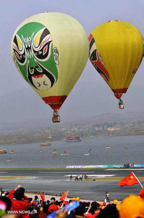 Globos aerostáticos decorados con máscaras de la ópera de Pekín durante la ceremonia de apertura de la Fiesta International de Deportes Aéreos de China en Laiwu, provincia de Shandong. En China, las máscaras de la ópera de Pekín se han ido convirtiendo en una nueva moda. (Foto: Chen Weifeng)