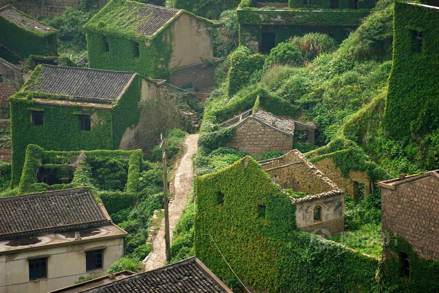 Pueblo abandonado es abrazado por la naturaleza