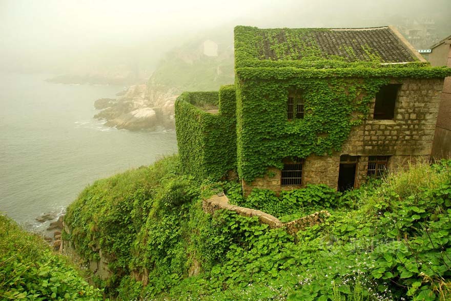 Pueblo abandonado es abrazado por la naturaleza