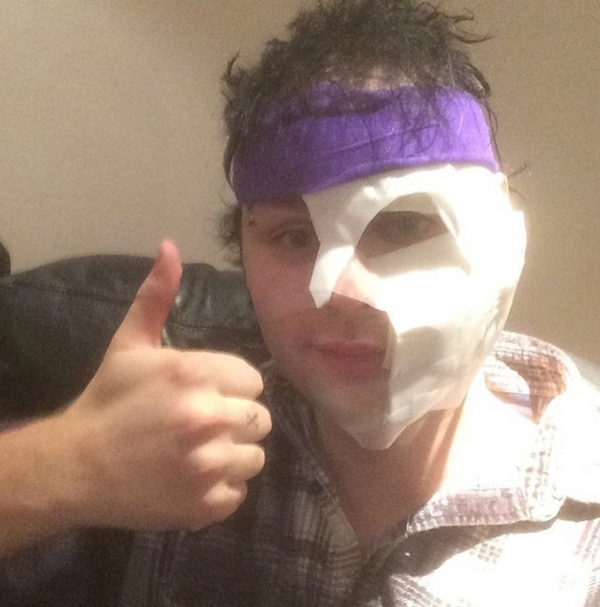 Michael Clifford de 5SOS se quema la cara durante un concierto