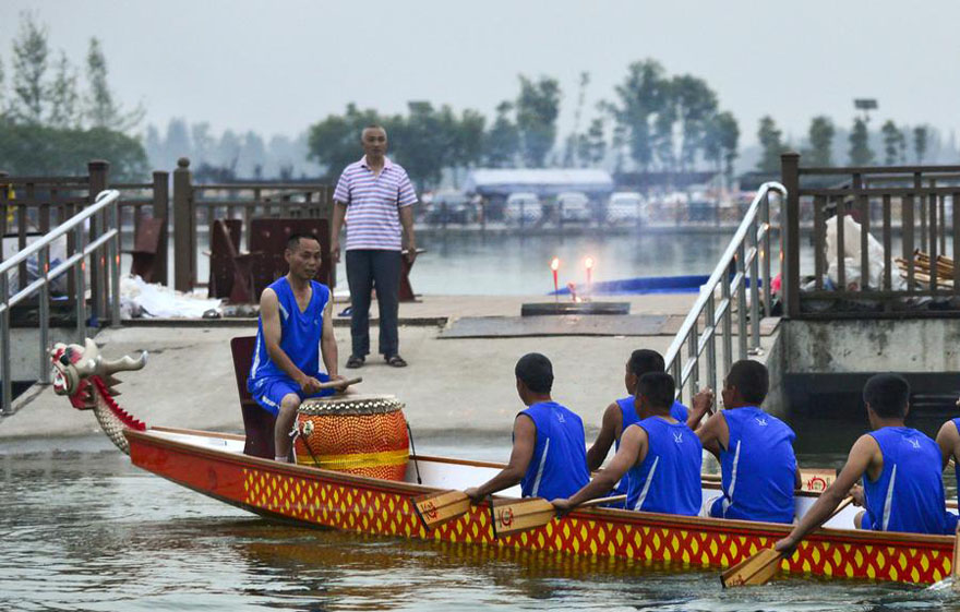 Competidores se preparan para una carrera de barcos de dragón en la ciudad de Chengdu, provincia de Sichuan, el 12 de junio de 2015. 