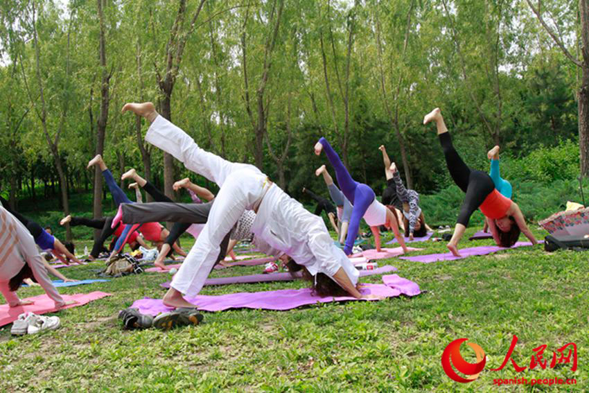 Este 21 de junio, con prácticas masivas de asanas (posturas), meditación y cánticos China celebró el Día Internacional del Yoga. En el parque de Chaoyang, en Pekín, cientos de personas se reunieron junto a instructores de distintas academias y grupos para recibir clases gratuitas y aprender los principios de la milenaria ciencia Yoga. (Foto: YAC)