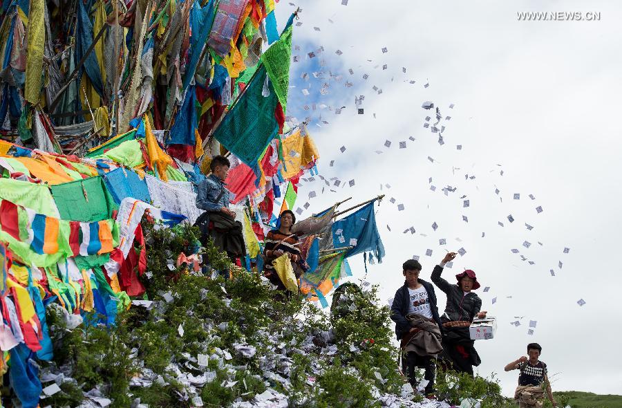 Los tibetanos celebran el Festival de la Quema de Ofrendas