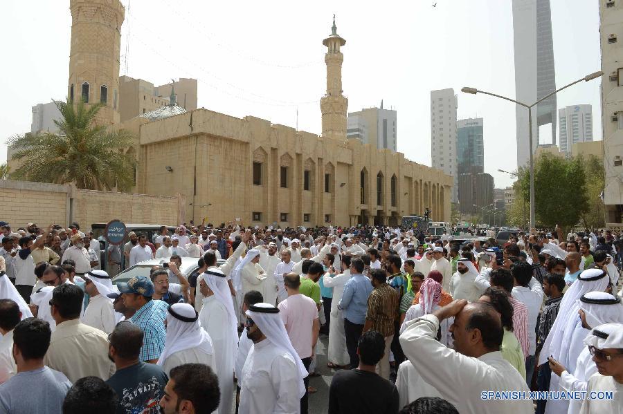 Mueren 25 personas y 202 resultan heridas en ataque a mezquita en Kuwait