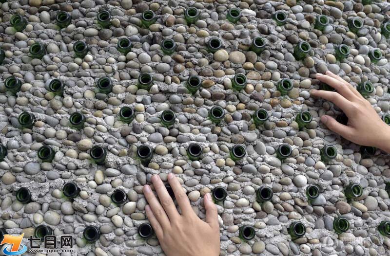 Graduado universitario construye una oficina con 8.500 botellas de cerveza