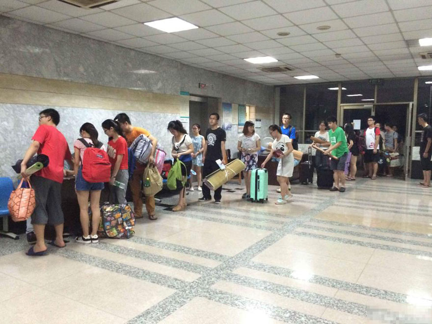 Los estudiantes esperan por entrar en el gimnasio.