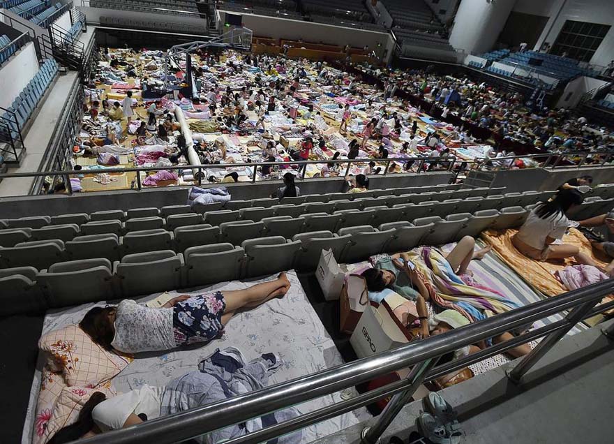 Los estudiantes duermen en el suelo del gimnasio en la Universidad Normal de Wuhan, provincia de Hubei, el 29 de junio de 2015.