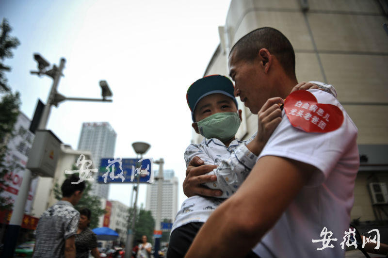 De los 11 ni?os leucémicos, el mayor tiene 12 a?os y el menor sólo 5 a?os. Están recibiendo tratamientos en el hospital provincial. La foto muestra que el grupo de padres vende agua en la calle.