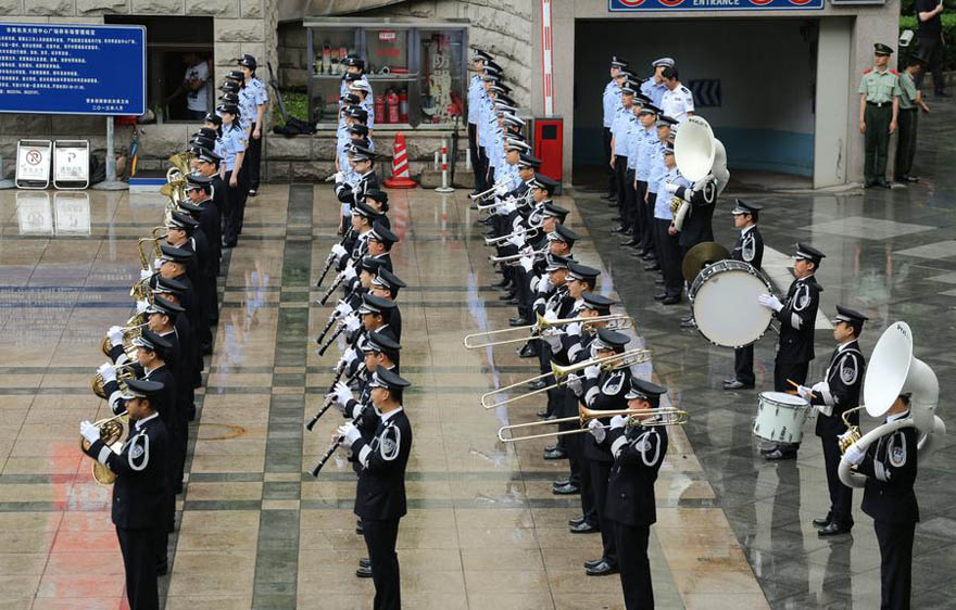 La policía de Pekín realiza preparatorios relacionados con la seguridad para dos eventos importantes que se celebrarán en la capital próximamente. Foto del 30 de junio de 2015. Los dos eventos son las actividades para conmemorar el 70 aniversario de la victoria en la guerra de resistencia contra la invasión japonesa (1937-1945),que en occidente llaman II Guerra Mundial, y Campeonato Mundial de Atletismo Pekín 2015. Más de 800 personas participaron en los preparatorios. 