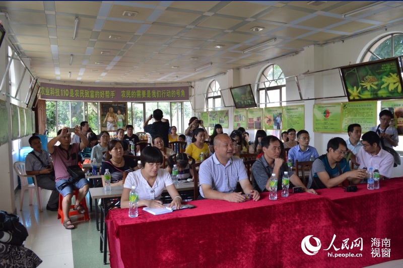 Chen Changzhuo entrena a los granjeros locales de Hainan. (Foto/Pueblo en Línea)