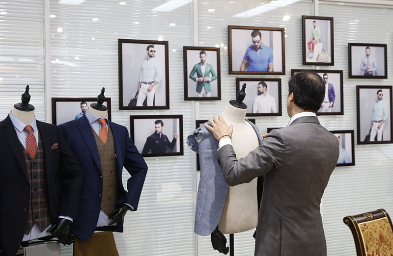 Gintoli ajusta un traje en el estudio en la ciudad de Zhucheng, provincia de Shandong, este de China. El 30 de junio de 2015.