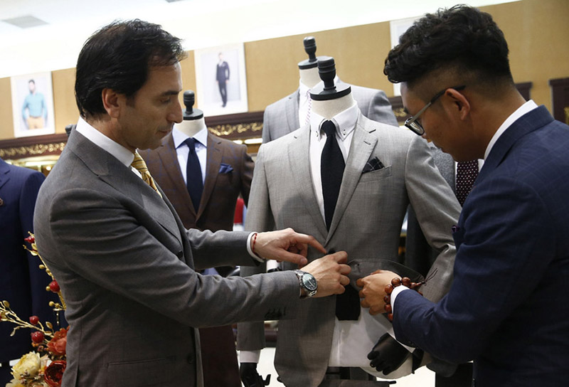 Gintoli comparte sus ideas sobre detalles de un traje con un dise?ador chino en el estudio en la ciudad de Zhucheng, provincia de Shandong, este de China, el 30 de junio de 2015.