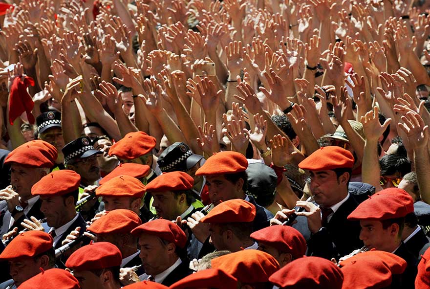 La banda municipal toca durante el inicio de la fiesta de San Fermín en Pamplona, Espa?a, el 6 de julio de 2015. El festival, más conocido por las carreras diarias junto a los toros, arrancó el lunes con el lanzamiento del tradicional "Chupinazo" y durará hasta el 14 de julio. [Agencias de fotografía]