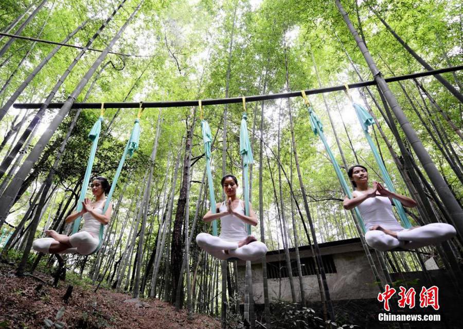 Practican yoga en la naturaleza 8