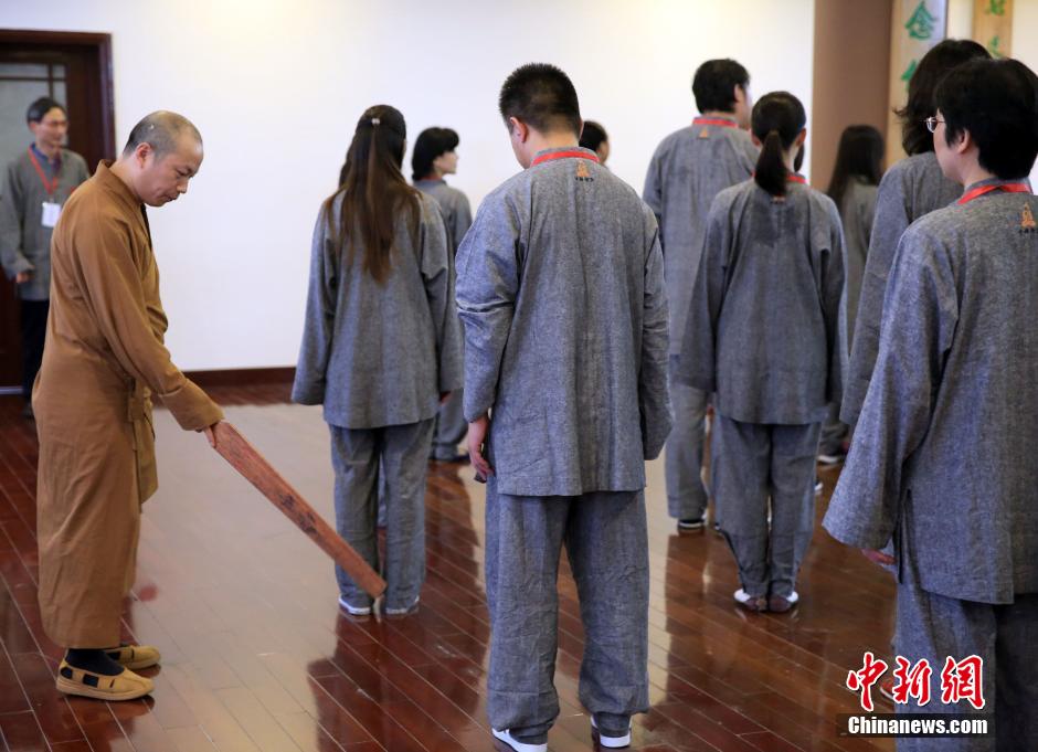 Ciudadanos en Shanghai hacen meditación en un templo para aliviar el estrés