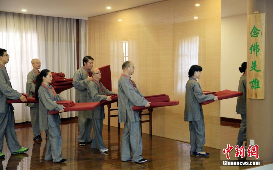 Ciudadanos en Shanghai hacen meditación en un templo para aliviar el estrés