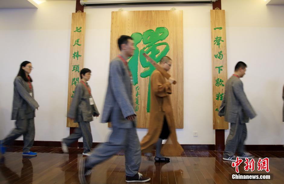 Ciudadanos en Shanghai hacen meditación en un templo para aliviar el estrés