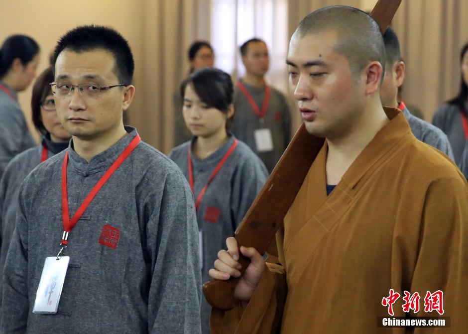 Ciudadanos en Shanghai hacen meditación en un templo para aliviar el estrés