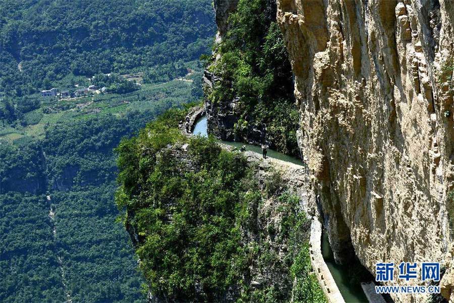 Un canal rodea el acantilado como si flotara en el aire