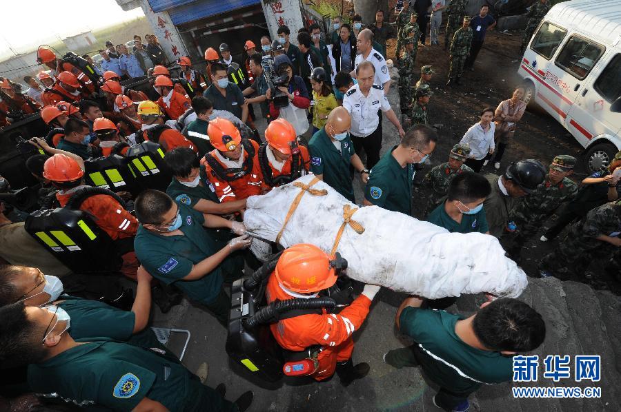 Rescatan a seis trabajadores de mina de carbón inundada en China 9