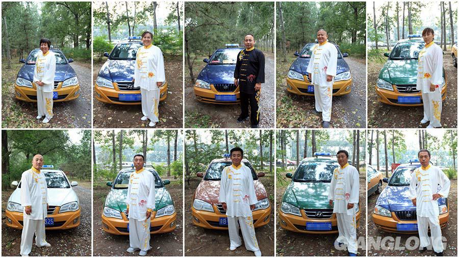 Los estudiantes de Wang posan delante de sus taxis vestidos con la ropa de taichí en un parque. (Qixin Qianlong.com/Zhang)