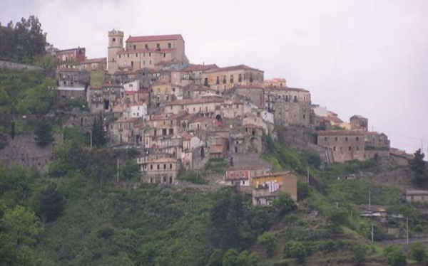 Un pueblo italiano "prohíbe morirse" a sus ciudadanos