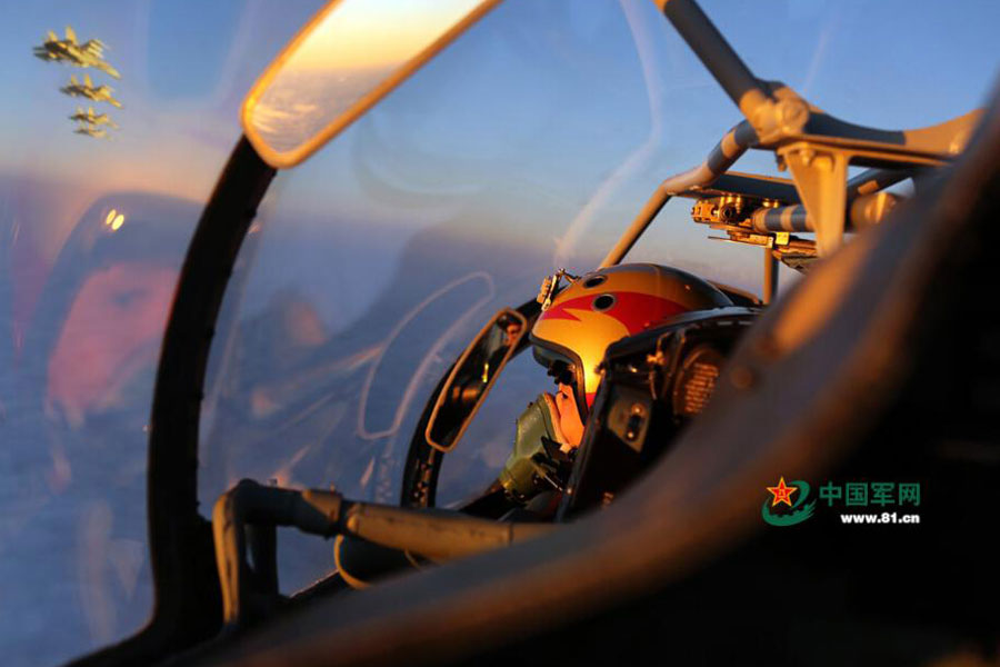 Impresionantes fotos de aviones de combate y tropas aerotransportadas de China