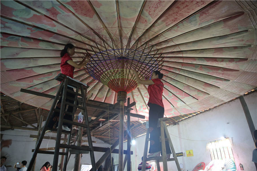 Sobrevive la tradición de las sombrillas de papel pintadas con óleos