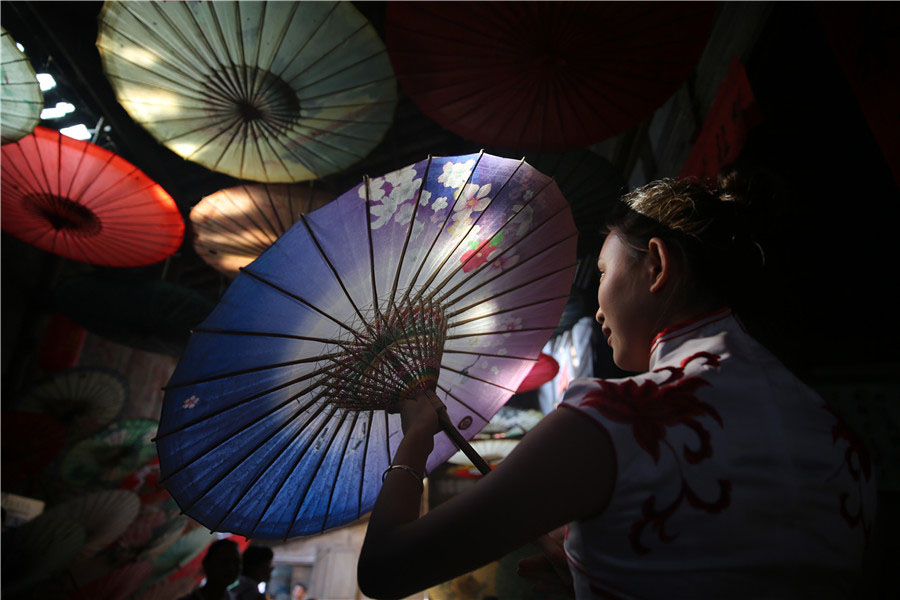 Sobrevive la tradición de las sombrillas de papel pintadas con óleos