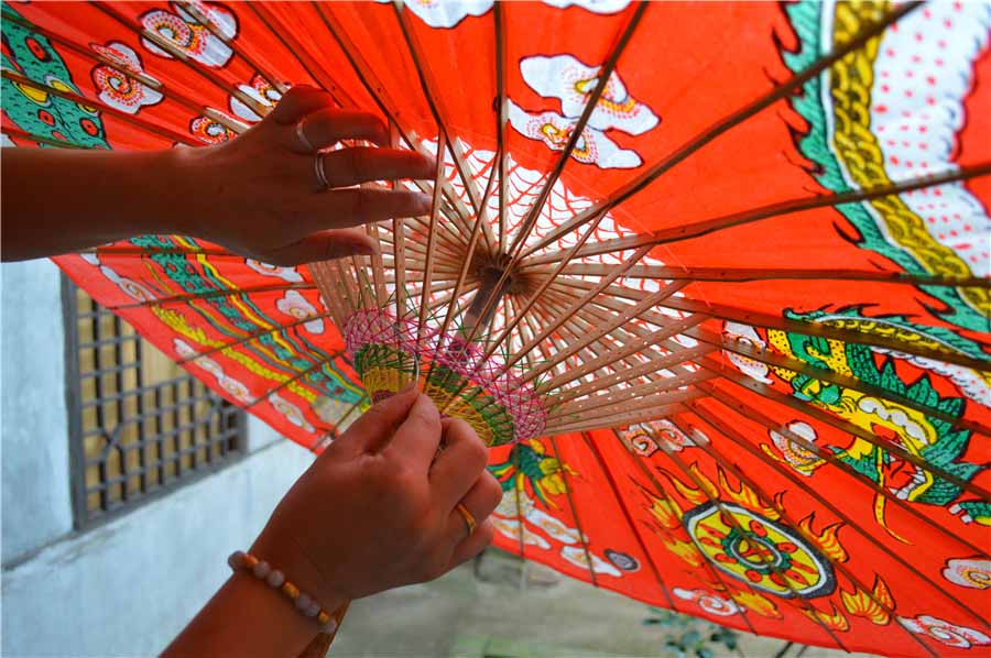 Sobrevive la tradición de las sombrillas de papel pintadas con óleos