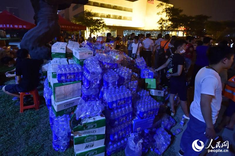 Voluntarios permanecen en la entrada del Hospital Teda