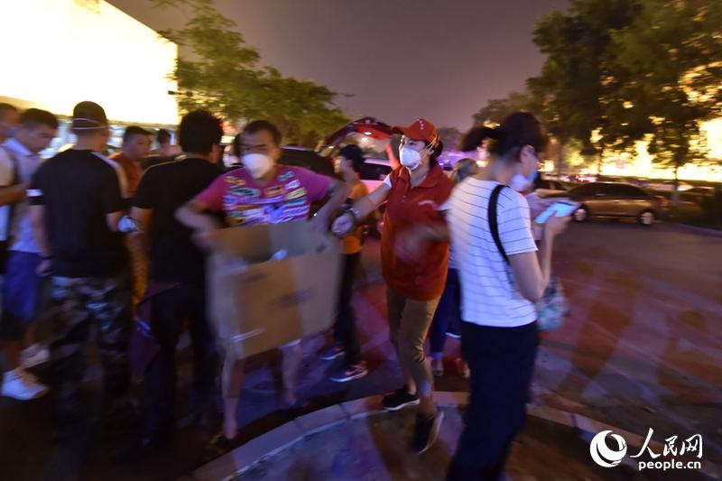 Voluntarios permanecen en la entrada del Hospital Teda