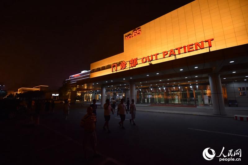 Voluntarios permanecen en la entrada del Hospital Teda