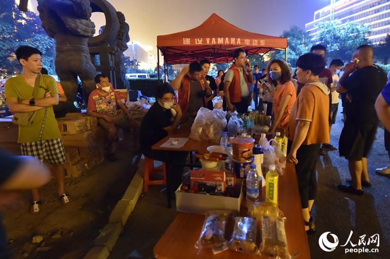 Voluntarios permanecen en la entrada del Hospital Teda