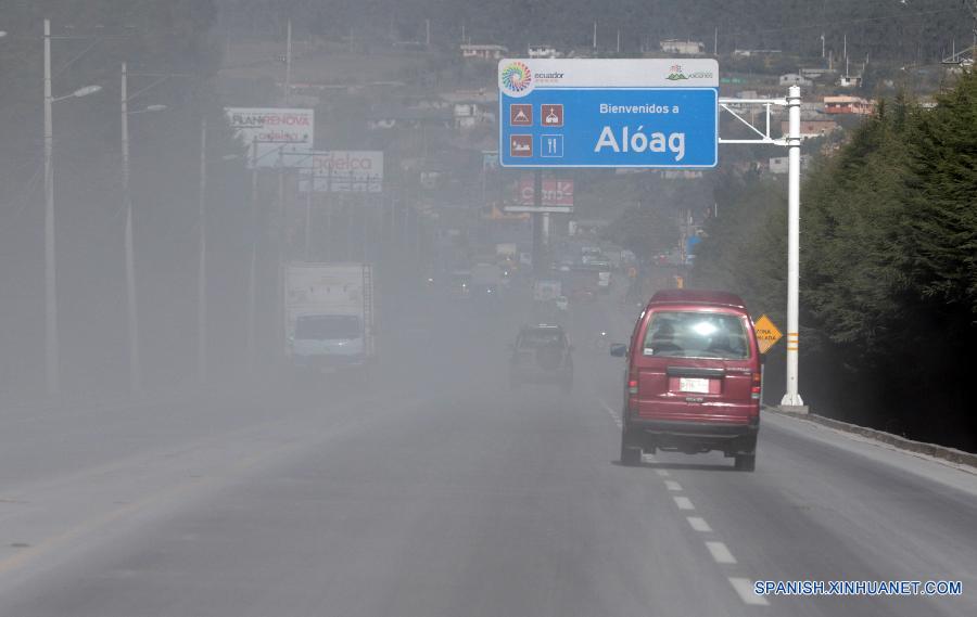 Volcán ecuatoriano Cotopaxi registra explosiones con ceniza