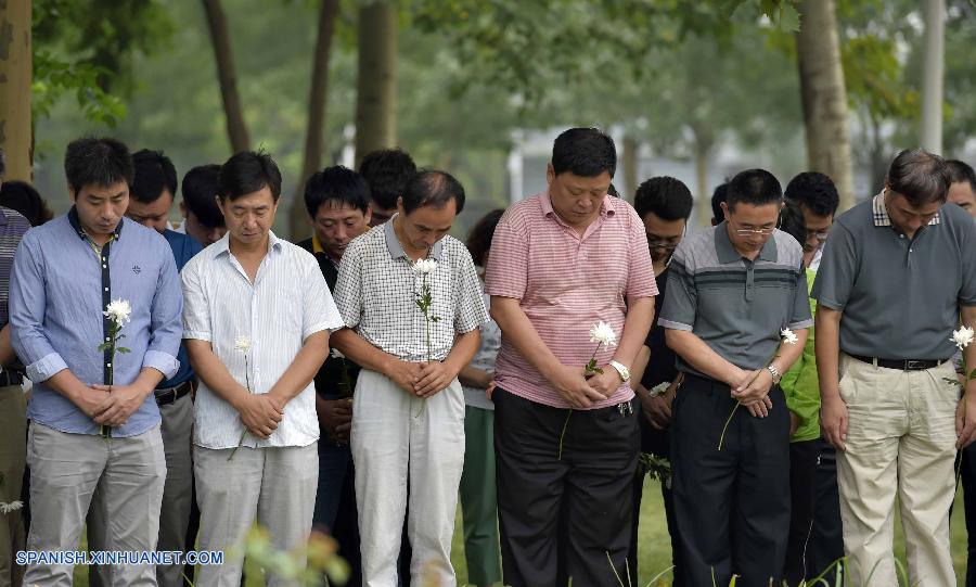 Celebrada ceremonia de duelo por fallecidos en explosión de Tianjin